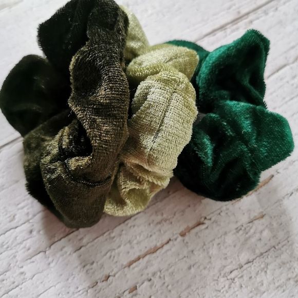 🥳5/$20🥳Set of 3 Velvet Scrunchies - Picture 2 of 2